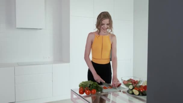 Mujer Joven Rebanando Pimiento Rojo Para Ensalada Verduras Cocina Moderna — Vídeos de Stock