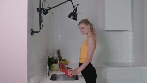 Jovem Mulher Lava Legumes Frescos Legumes Tomates Pimentas Vermelhas Alface — Vídeo de Stock