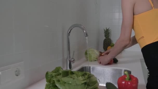 Jeune Femme Lave Les Légumes Frais Légumes Tomates Poivrons Rouges — Video