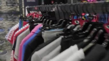 Spor giyim mağazasında toplam satış. Alışveriş merkezindeki büyük kırmızı indirimli tabela. Kara Cuma Konsept 4K