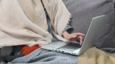 Kadın bilgisayarını anseptik mendille siliyor. Laptop dezenfeksiyonu. Hastalık önleyici.