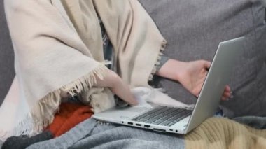 Kadın bilgisayarını anseptik mendille siliyor. Laptop dezenfeksiyonu. Hastalık önleyici.
