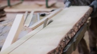 Katılımcı bir marangozluk makinesinde çalışıyor. Marangozluk atölyesinde çalışıyorum. Mobilya üretimi.