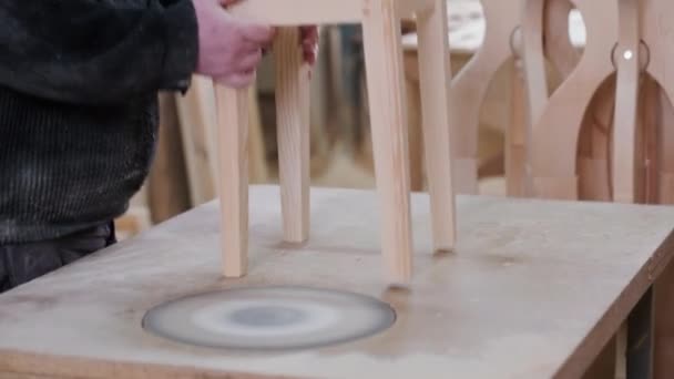 Ξυλουργός Χειρίζεται Ξύλινα Προϊόντα Δούλεψε Εργαστήριο Ξυλουργικής Παραγωγή Επίπλων — Αρχείο Βίντεο