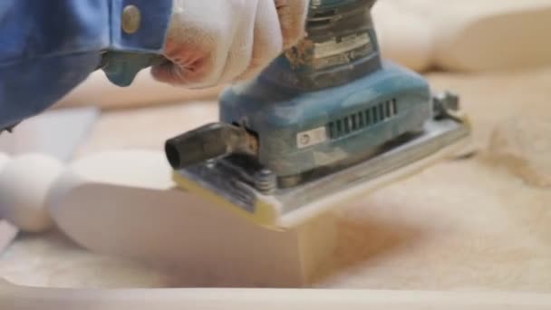組合員は木製品を扱う 大工の工房で働く 家具の製造 — ストック動画