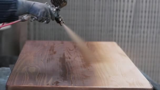在政客的帮助下 这种清漆被用在木制桌面上 在木工车间工作 家具生产 — 图库视频影像