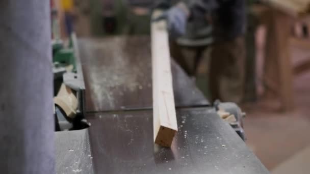 Столяр Работает Деревообрабатывающей Машине Работа Столярной Мастерской Производство Мебели — стоковое видео