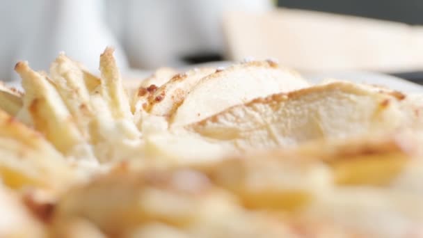 焼きたてのアップルパイにシナモンとチーズ 自家製ペストリー おいしい — ストック動画