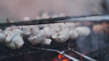 Kızarmış salamura mantar. Duman ve kömür ısısı. Akşam vakti.