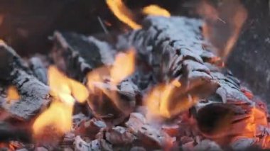Yanan ateşin, dumanın, odunun, külün ve kömürün arka planı veya dokusu.