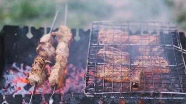 Izgara biftek. Izgara et. Barbekü. Sokak yemeği. Duman ve kömür ısısı
