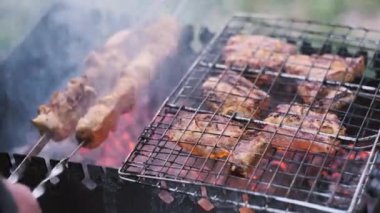 Izgara biftek. Izgara et. Barbekü. Sokak yemeği. Duman ve kömür ısısı