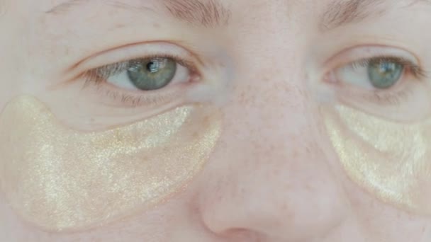 Женщина Накладывает Пластыри Глазами Освежающей Маски Женщина Коллагеновыми Прокладками Глазами — стоковое видео
