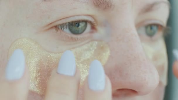 Mujer Impone Parches Bajo Los Ojos Una Máscara Refrescante Mujer — Vídeo de stock