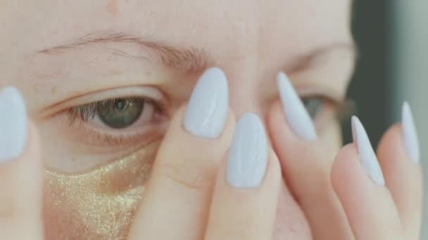 Vrouw Legt Vlekken Onder Ogen Van Een Verfrissend Masker Vrouw — Stockvideo