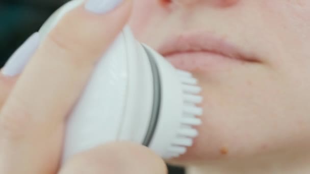 Jonge Vrouw Schoonmaken Gezicht Met Behulp Van Cosmetische Gezichtsborstel Gezichtsbehandeling — Stockvideo