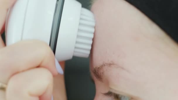 Jovem Mulher Limpeza Rosto Usando Escova Rosto Cosmético Facial Procedimentos — Vídeo de Stock