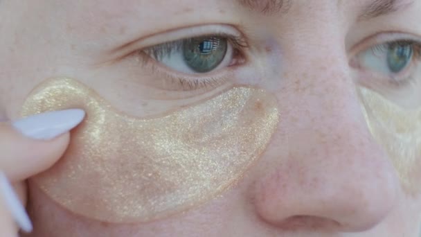 Жінка Накладає Плями Під Очима Освіжаючої Маски Жінка Колагеновими Прокладками — стокове відео