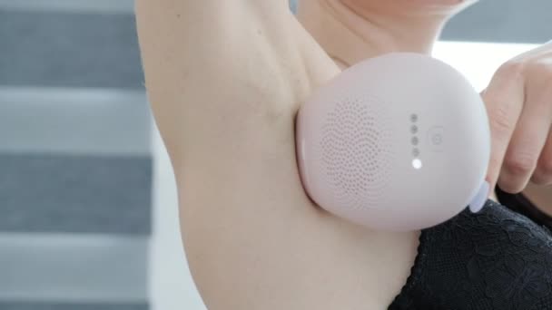 Vrouw Doet Ontharing Met Laser Epilator Cosmetische Ingrepen Thuis Laserontharing — Stockvideo