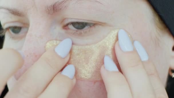 Vrouw Legt Vlekken Onder Ogen Van Een Verfrissend Masker Vrouw — Stockvideo