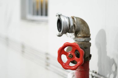 Stadyumdaki yangını söndürmek için yangın musluğu.