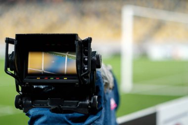 Stadyumdaki profesyonel kamera. Bir futbol maçı yayınlıyorum. Yaşa