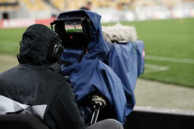 Profesyonel kameraman bir futbol maçını çekiyor. Bir futbol maçı yayınlıyorum. Yaşa