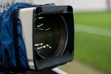 Stadyumdaki profesyonel kamera. Bir futbol maçı yayınlıyorum. Yaşa