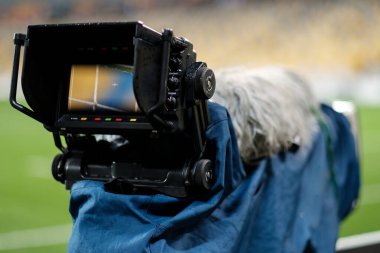 Stadyumdaki profesyonel kamera. Bir futbol maçı yayınlıyorum. Yaşa