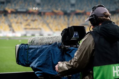 Profesyonel kameraman bir futbol maçını çekiyor. Bir futbol maçı yayınlıyorum. Yaşa