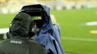 Profesyonel bir kameraman futbol maçı çekiyor. Bir futbol maçı yayınlıyorum.