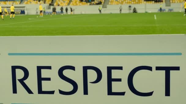 Grande Banner Respeito Estádio Durante Jogo Futebol Respeito Campo Futebol — Vídeo de Stock