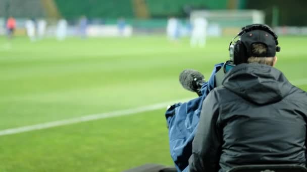 プロのカメラマンがサッカーの試合を撮影する サッカー試合の放送 — ストック動画