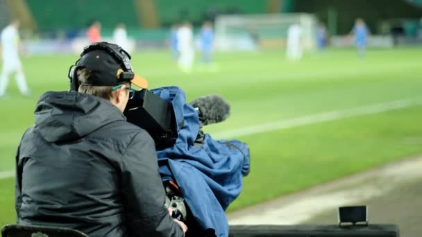 Een Professionele Cameraman Schiet Een Voetbalwedstrijd Uitzending Van Een Voetbalwedstrijd — Stockvideo