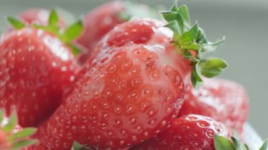 Olgun taze çilekler kapanıyor. Organik olgun çilek. Hijyen, diyet ve sağlıklı gıda kavramı.