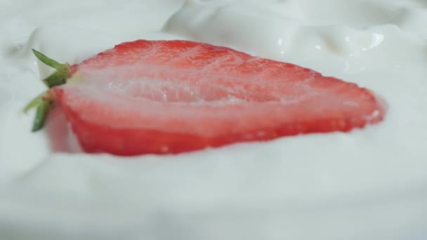Fresas Frescas Cortadas Por Mitad Caen Yogur Fresa Orgánica Madura — Vídeos de Stock