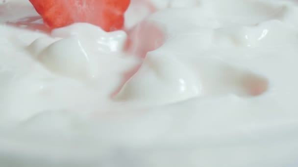 Frische Erdbeeren Halbiert Joghurt Getaucht Reife Bio Erdbeere Nahaufnahme — Stockvideo