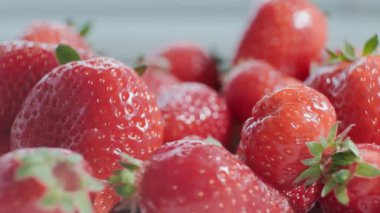 Olgun taze çilekler kapanıyor. Organik olgun çilek. Hijyen, diyet ve sağlıklı gıda kavramı.