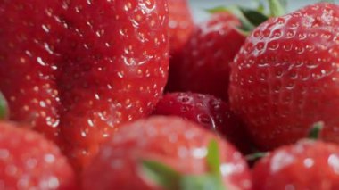 Olgun taze çilekler kapanıyor. Organik olgun çilek. Hijyen, diyet ve sağlıklı gıda kavramı.