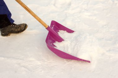 bir adam bir kürekle kar temizler. Kış. soğuk hava. bir ülkenin ev hayatında.