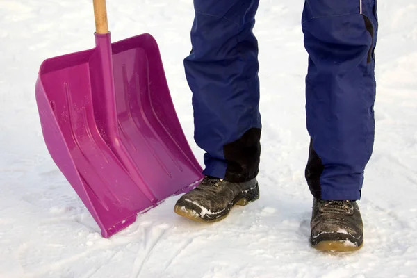 Een Man Wist Sneeuw Met Een Schop Winter Koud Weer — Stockfoto