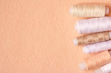 iş parçacığının biriktiricileri masaya vardır. arka plan hissettim. dikiş. kopya alanı.