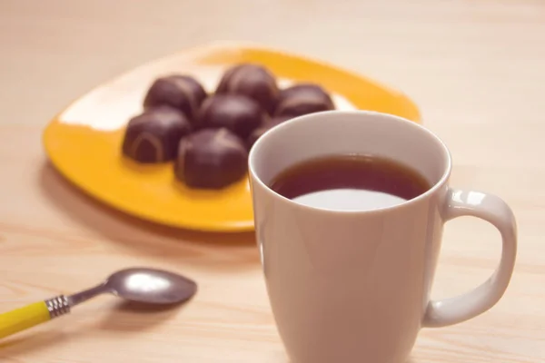 bir fincan çay ve çikolata. arka plan. Tablo.