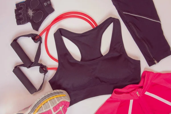 Spor malzemeleri ve aşınma beyaz arka planda, üstten görünüm