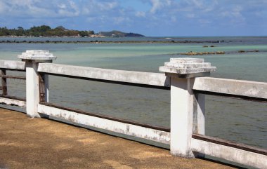Deniz ve güverte beyaz tırabzanlarla.