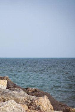 Kaya, deniz ve mavi gökyüzü - beach Tayland