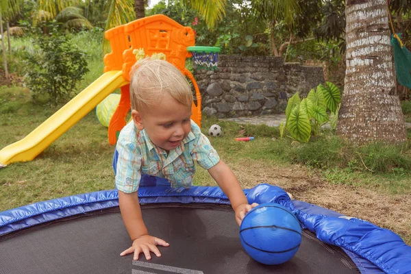 Bahçe oyuncakları ile oynarken bebek
