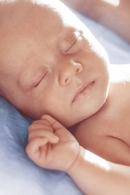 Bebek bir rüya duygular içinde uyur. Yeni doğan bebek. yakın çekim.
