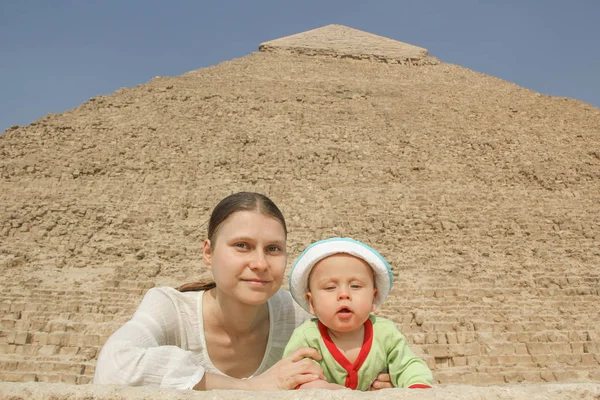 Mısır piramitleri arka plan üzerinde bir çocuk olan bir kadın. Giza. seyahat