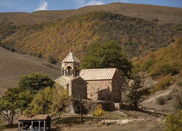 산 뒤 편에 있는 아르메니아 신전 — 스톡 사진